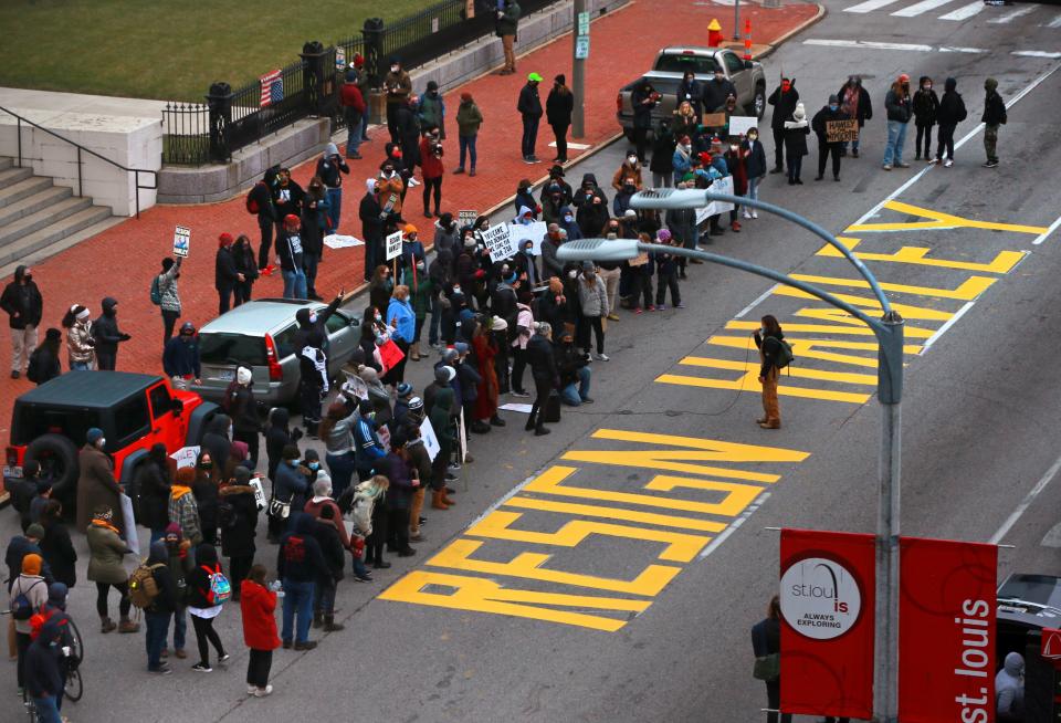 Demonstrators in St. Louis, Mo. rally for Sen. Josh Hawley (R-Mo.) to resign. (Photo: Christian Gooden/St. Louis Post-Dispatch via ASSOCIATED PRESS)