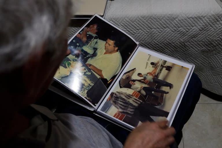 Édgar Jiménez, el Chino, sostiene fotos que le tomó al capo