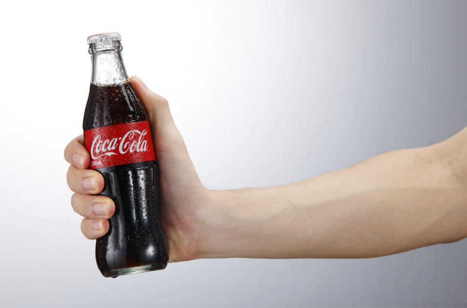 Filamenti di vetro nella Coca-Cola: lotti richiamati