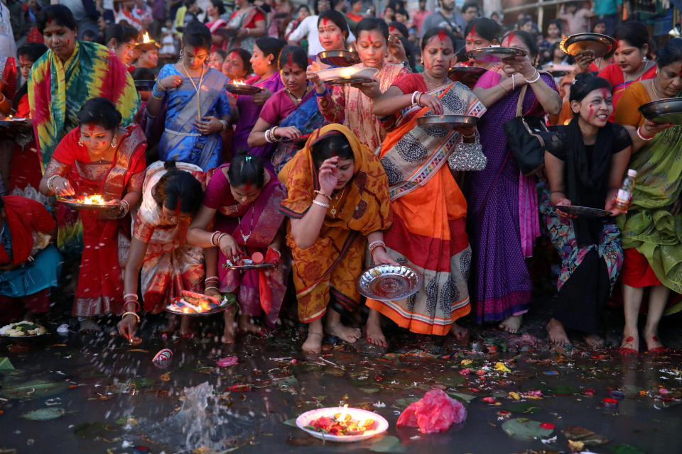 <p>In Gedenken an die Hindu-Göttin Bipodtarini setzen Frauen aus Bangladesch in der Hauptstadt Dhaka Öllampen auf den Buriganga-Fluss. (Bild: Reuters/Mohammad Ponir Hossain) </p>