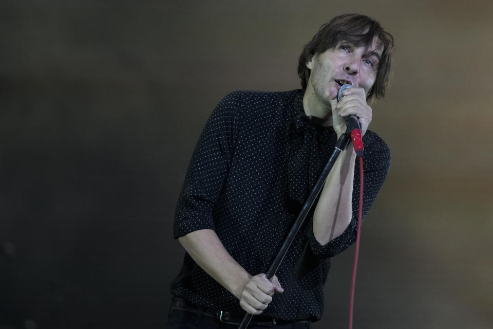 El vocalista Thomas Mars de Phoenix durante su concierto en el festival Corona Capital de la Ciudad de México el viernes 17 de noviembre de 2023. (Foto AP/Eduardo Verdugo)