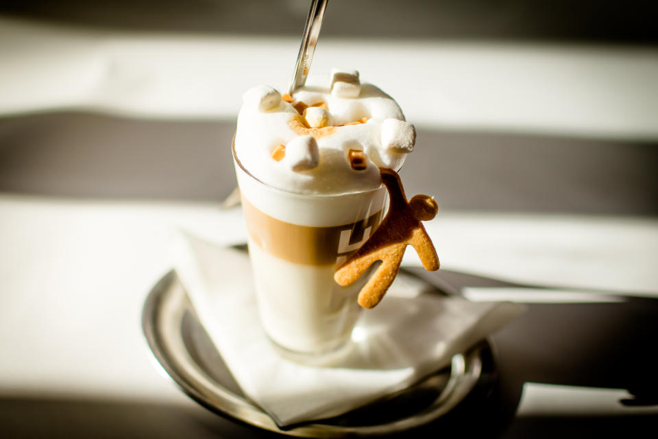 Latte Macchiato mit Marshmallows und Keks.