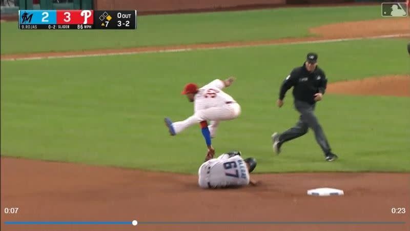 費城人游擊手索沙（Edmundo Sosa）空中劈腿觸殺跑者。（圖／翻攝自MLB官網）