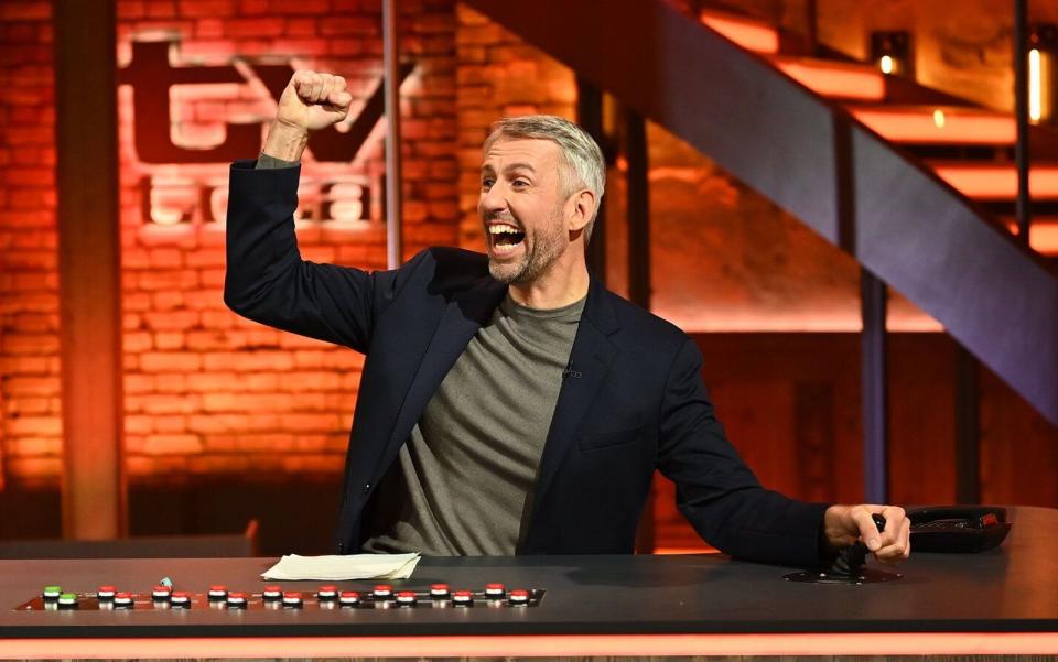 Seit dem viel beachteten "TV total"-Comeback im November 2021 hat sich Sebastian Pufpaff zum markanten neuen ProSieben-Gesicht entwickelt. Die von ihm neu interpretierte Rolle des einstigen Show-Erfinders und Kult-Moderators Stefan Raab hat schnell ihren eigenen Stil gefunden und kam auch bei zuvor noch abwartenden Kritikern einigermaßen gut an. Aus Quotensicht bewährte sich "TV total" für ProSieben ebenfalls als Erfolgsmarke. (Bild: ProSieben / Willi Weber)