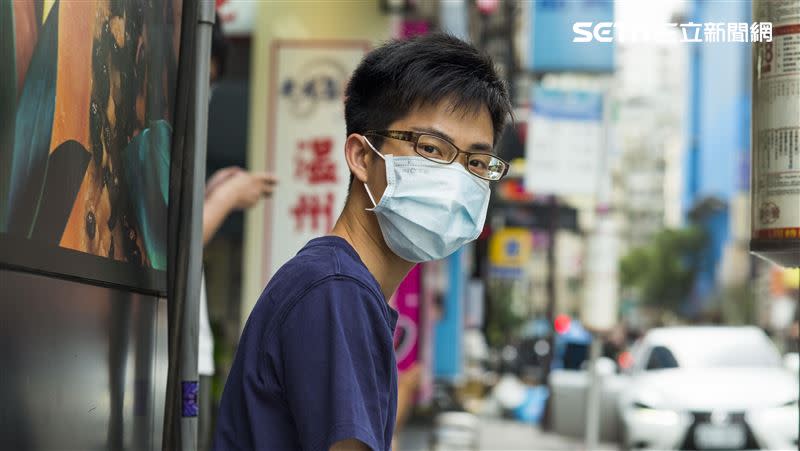 台灣口罩禁令已在這個月初放寬，但許多民眾還是習慣戴好口罩。（圖／記者陳弋攝影）