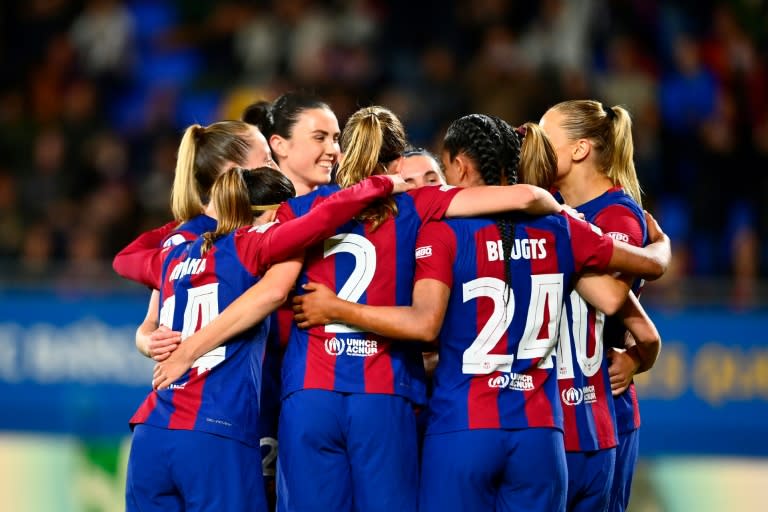 Las jugadoras del Barcelona festejan uno de sus goles en la victoria contra el Brann Bergen en la vuelta de cuartos de final de la Liga de Campeones femenina. En Sant Joan Despí (cerca de Barcelona), el 28 de marzo de 2024 (PAU BARRENA)