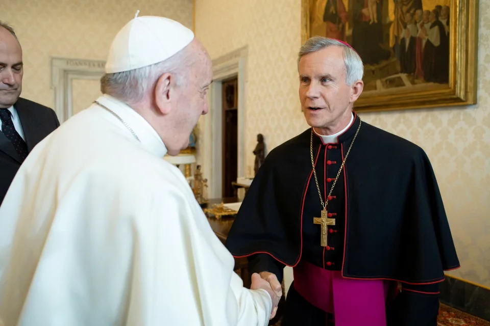 El papa Francisco y Strickland durante un encuentro en 2020. (BBC)