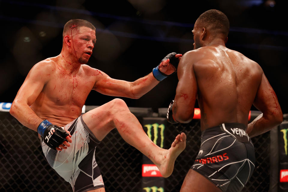 Nate Diaz siempre se ha caracterizado por no acobardarse durante sus peleas y luchar pese a profundos cortes en su rostro (Getty Images).