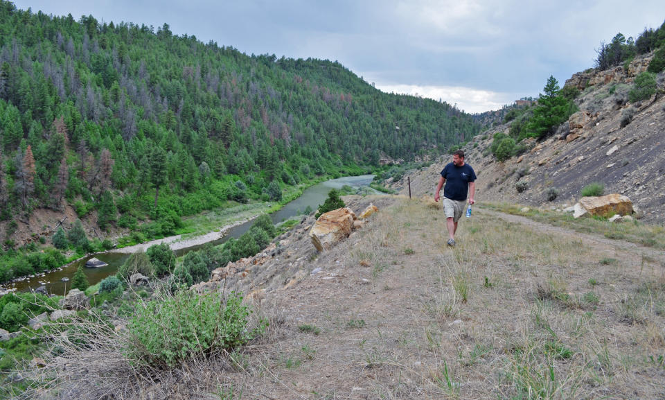 Conway walks above the Rio Chama, in Heron Lake State Park. (Photo: Chris D'Angelo/HuffPost)