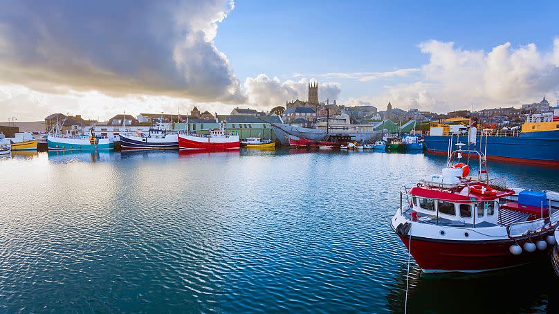 Puedes coger el tren nocturno a Penzance, en Cornwall, Reino Unido.