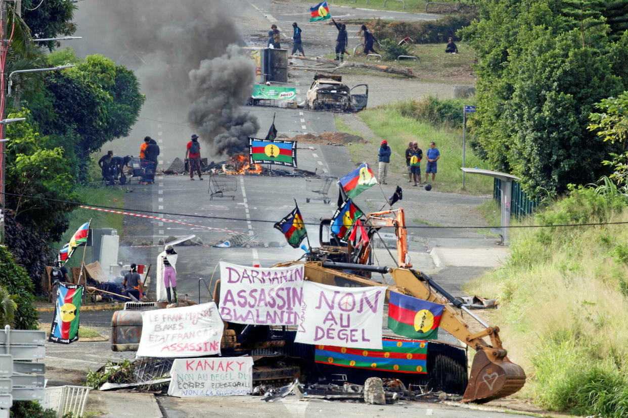 Des manifestants brandissent des drapeaux kanaks à un barrage routier indépendantiste sur l'avenue d'Auteuil à Nouméa, en Nouvelle-Calédonie, territoire français du Pacifique, le 22 mai 2024. (Photo d'illustration)  - Credit:MMIIAS - Abaca