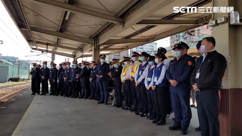 司機員袁淳修、江沛峰罹難，同仁們對著移送大體的列車致敬。（圖／記者游承霖攝影）