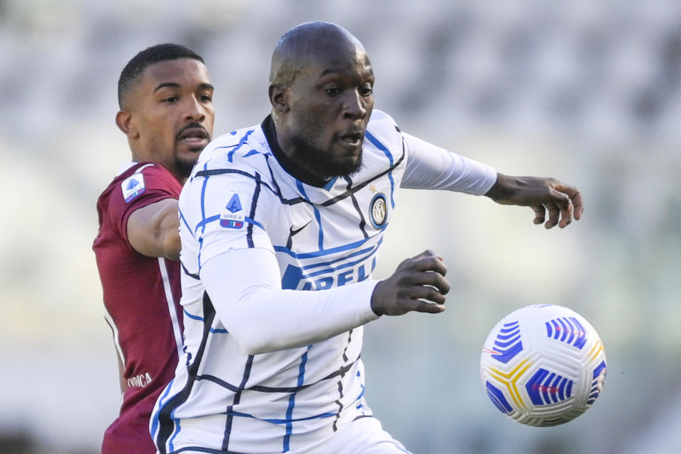 Romelu Lukaku (derecha) del Inter de Milán y Bremer Gleison del Torino pugnan por el balón en el partido de la Serie A italiana, el domingo 14 de marzo de 2021, en Turín. (Fabio Ferrari/LaPresse vía AP)