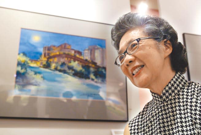 知名畫家梁丹丰，於9月6日晚間辭世，享壽86歲。圖為梁丹丰簽名時，畫作中反射出參觀者的身影。（本報資料照片）
