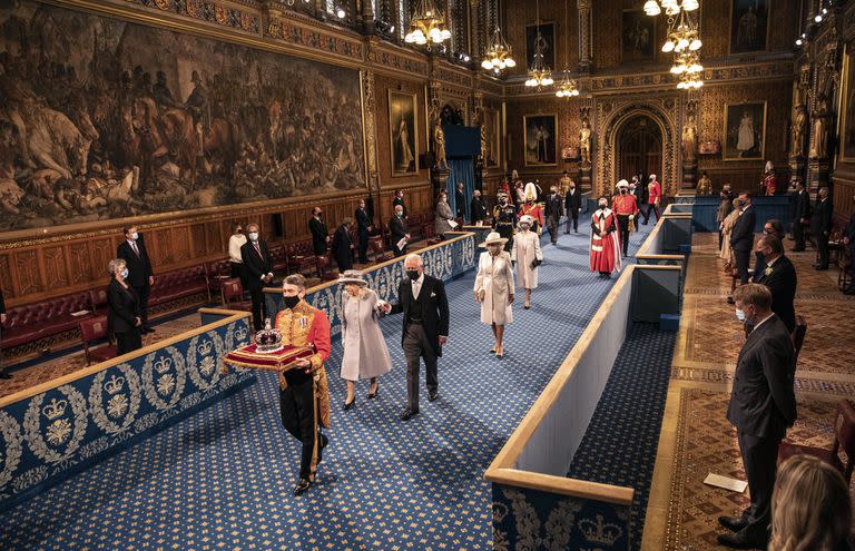 La Apertura Estatal del Parlamento es donde la reina Isabel II cumple su deber ceremonial de informar al parlamento sobre la agenda del gobierno para el próximo año en un discurso de la reina