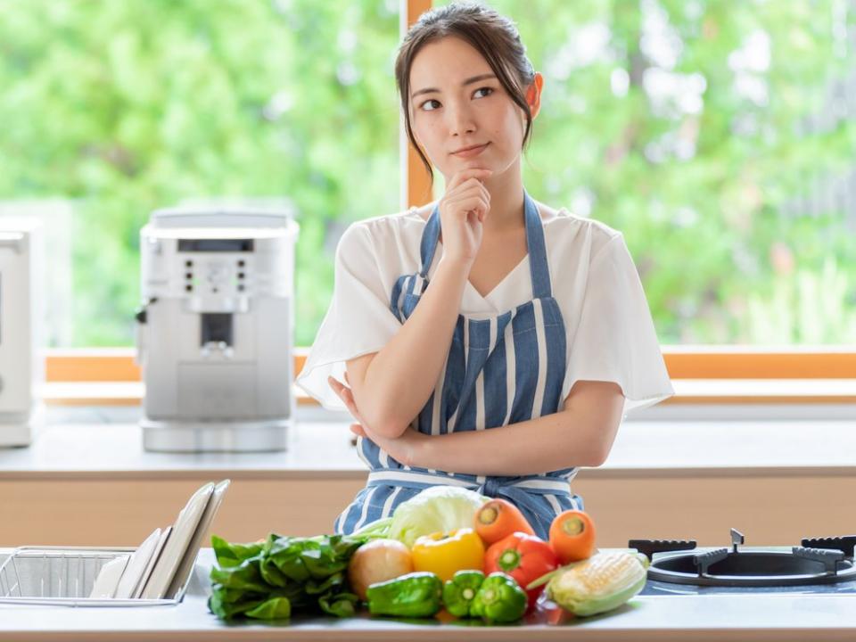 Vegane Ernährung ist teuer und führt zu Mangelerscheinungen: Stimmt das wirklich? (Bild: takayuki/Shutterstock.com)