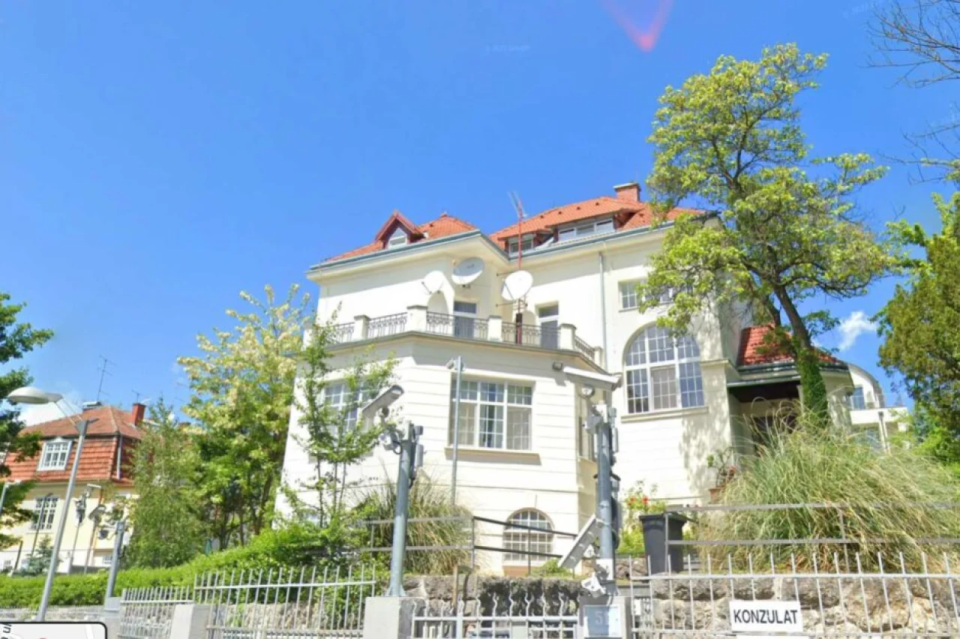 Parabolic antennas and Uda-Yaga antennas at the Russian embassy in Croatia <span class="copyright">Google Earth</span>