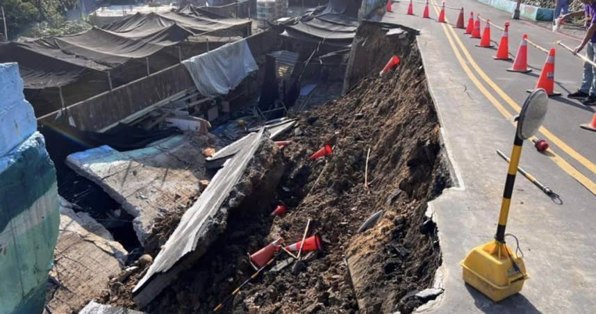 樹林擋土牆倒塌，道路雙線立刻變單線。（圖／讀者提供）