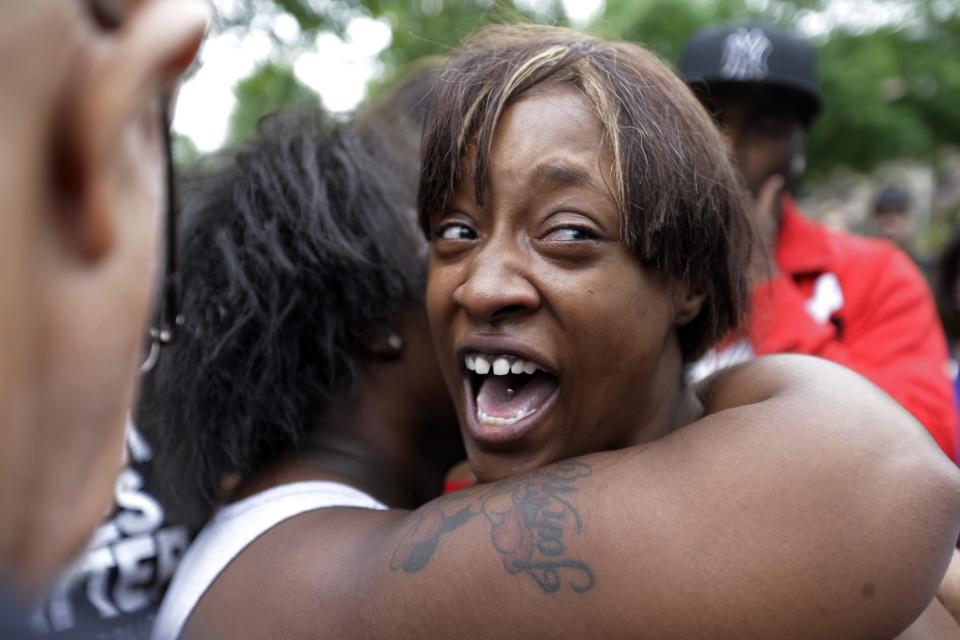 Police fatally shoot Philando Castile in Falcon Heights, Minn.