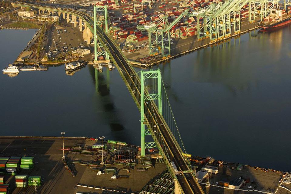 <p>The Vincent Thomas Bridge is a 1,500-foot (460 m)-long suspension bridge, crossing the Los Angeles Harbor. (Photo: Jassen Todorov/Caters News) </p>