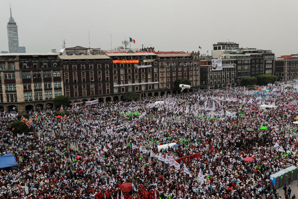 La gente se reúne en el Zócalo el día del mitin de clausura de la campaña de la candidata presidencial del partido gobernante MORENA, Claudia Sheinbaum, en la Ciudad de México, México, 29 de mayo de 2024. REUTERS/Henry Romero