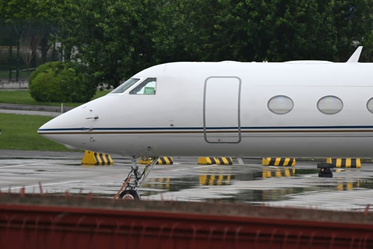 El avión en el que voló el director ejecutivo del fabricante de automóviles Tesla, Elon Musk, estacionado en el aeropuerto de Pekín el 29 de abril de 2024 (Greg Baker)