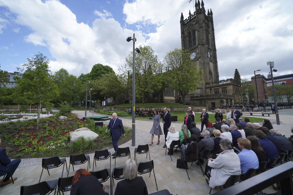 El príncipe Guillermo de Inglaterra y su esposa Kate, la duquesa de Cambridge, se dirigen a sus asientos al llegar a la inauguración del monumento Glade of Light afuera de la Catedral de Manchester, en memoria de las víctimas de un ataque suicida en un concierto de 2017 de Ariana Grande, el martes 10 de mayo de 2022 en Manchester, Inglaterra. (Foto AP/Jon Super)