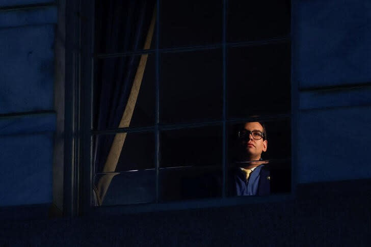 Imagen de archivo del congresista republicano George Santos posando para un retrato mientras mira por una ventana de su despacho en un edificio del Capitolio, Washington, EEUU.