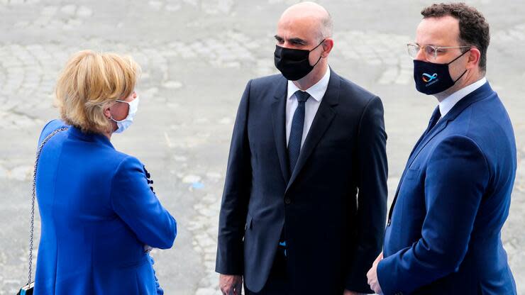 Jens Spahn (CDU, r.), Gesundheitsminister von Deutschland, spricht bei den Feierlichkeiten mit Alain Berset (M.), Gesundheitsminister der Schweiz, und Paulette Lenert (l.), Gesundheitsministerin von Luxemburg. Foto: dpa