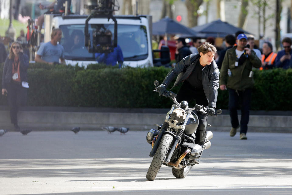 <p>Er hat sich bereits an die Tragfläche eines abhebenden Flugzeugs gehängt und ist an der Außenwand eines Wolkenkratzers herumspaziert. Im Vergleich dazu wirken die Stunt-Manöver für „Mission Impossible 6“ relativ harmlos. Für seine Rolle als Geheimagent Ethan Hunt schwang sich Tom Cruise diesmal auf ein schweres Motorrad und drehte damit ein paar Runden im 15. Arrondissement von Paris. (Bild: Wenn)</p>