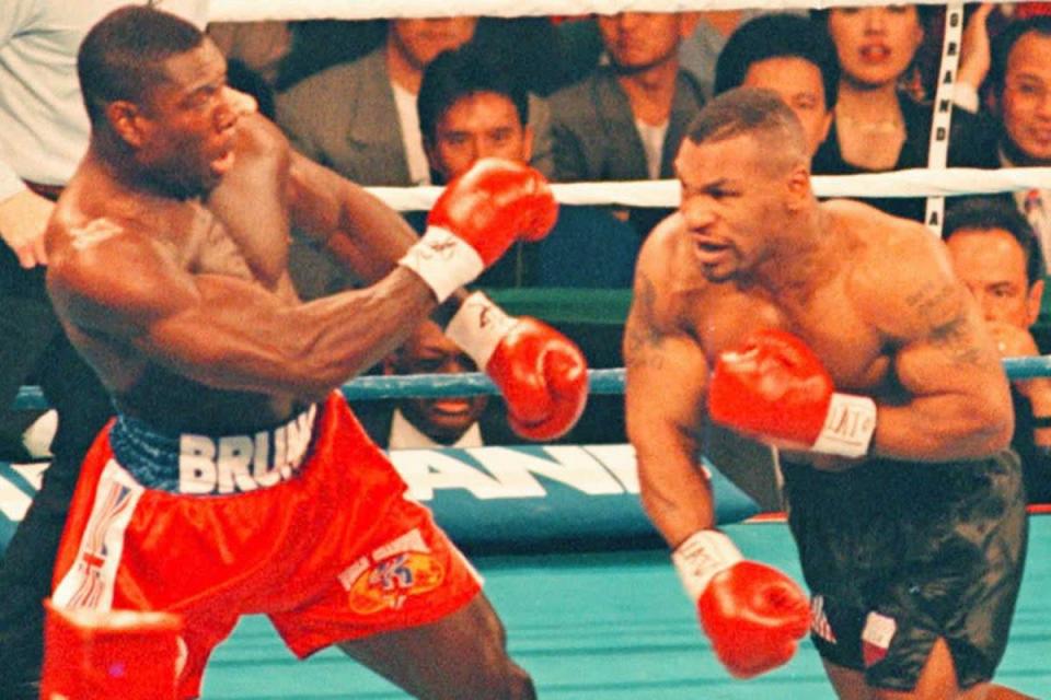 Mike Tyson lanza un derechazo abrasador a la cabeza de Frank Bruno en 1996 (Sean Dempsey/PA)