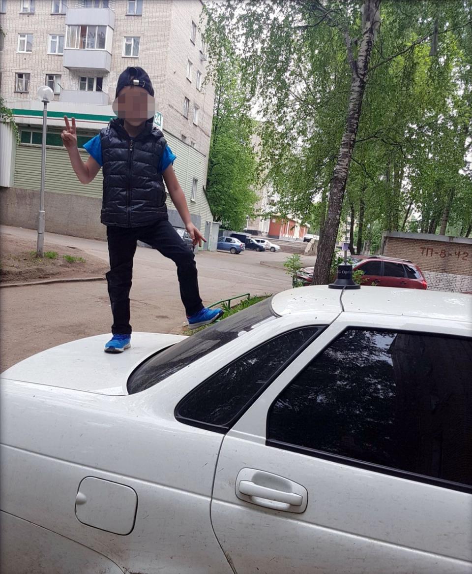 Agina Altynbayeva’s son can be seen wearing a blue hat and jacket while posing on the roof of the Hyundai Solaris. Source: AUSTRALSCOPE/EAST2WEST