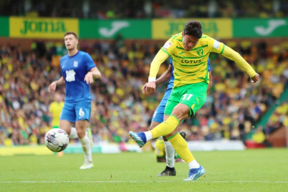 Hwang of Norwich City shoots but misses during the Sky Bet Championship match between Norwich City and Birmingham City at Carrow Road (Getty Images)