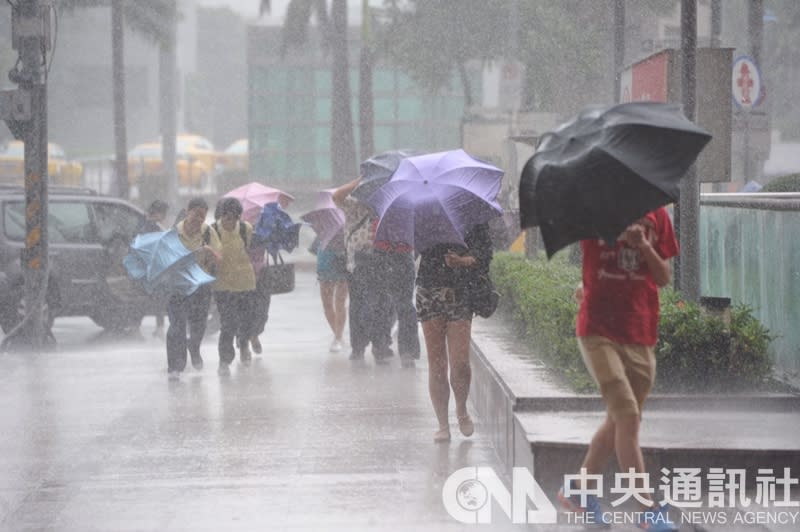 東北季風明天到 台北低溫探19度有大雨。（示意圖）