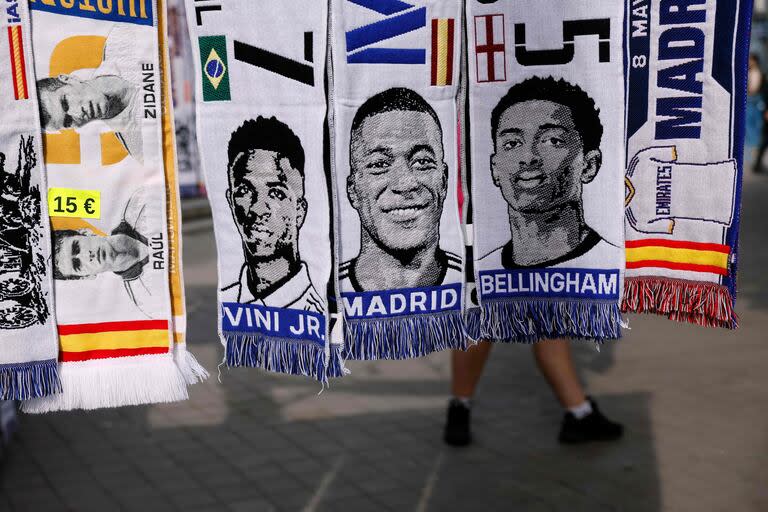 En las puertasdel estadio Santiago Bernabéu, de Real Madrid, ya se venden bufandas con la cara de Mbappé