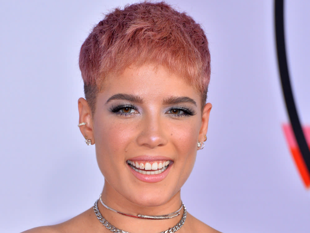 Sängerin Halsey hat ihre Schwangerschaft verkündet. (Bild: Featureflash Photo Agency/Shutterstock.com)