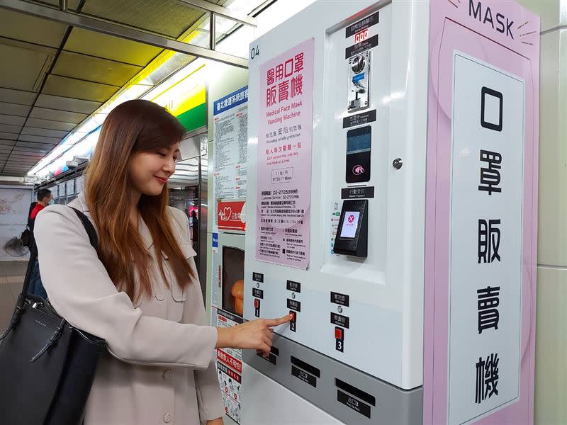 11月10日起，台北車站等82站衛生用品自動販賣機將隨機販售彩色醫用口罩，顏色有7種。（圖／北捷提供）