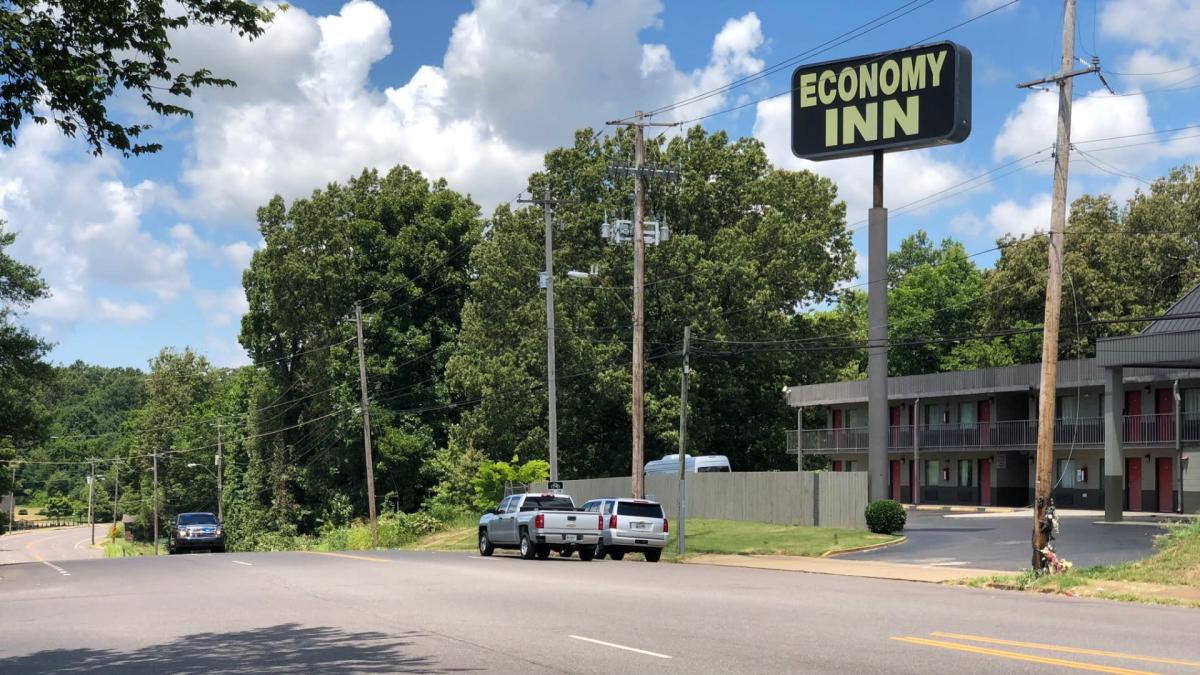 Un homme arrêté et accusé de meurtre après une situation de barricade au motel de Memphis, selon les députés