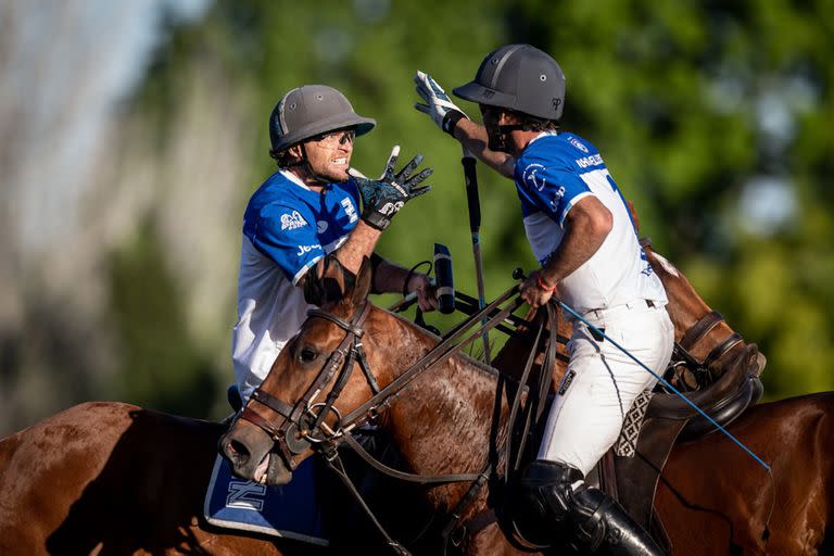 Euforia de Matías Torres Zavaleta, que va a abrazarse con Facundo Pieres, el crack que lo invitó a compartir equipos en Estados Unidos y la Argentina; Ellerstina es –sigue siendo– el campeón de Tortugas.