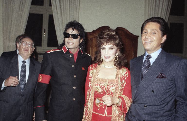 Michael Jackson, Gina Lollobrigida y el diseñador Valentino en la embajada norteamericana en Roma, en 1988