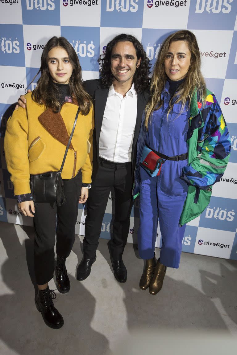 Evento de presentacion del avión Tango Dios, en el aeropuerto de Morón. Sorin y su familia