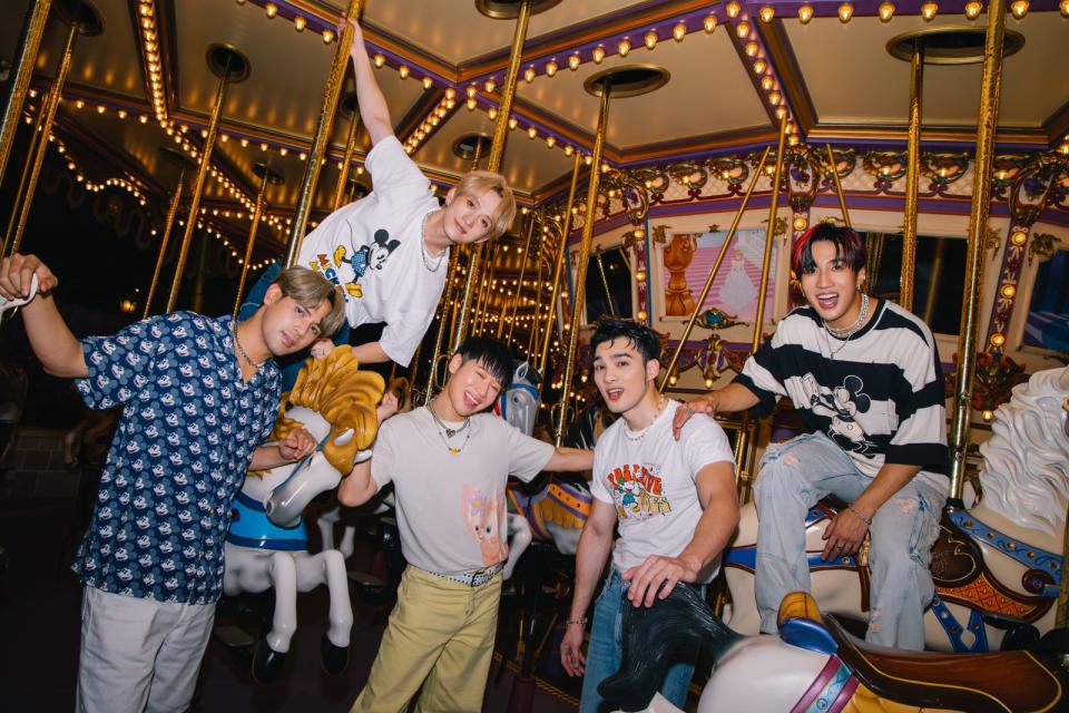 五堅情最新單曲〈立刻要爆炸〉MV到香港迪士尼樂園取景，團員們玩得超開心。（原音兄弟提供）