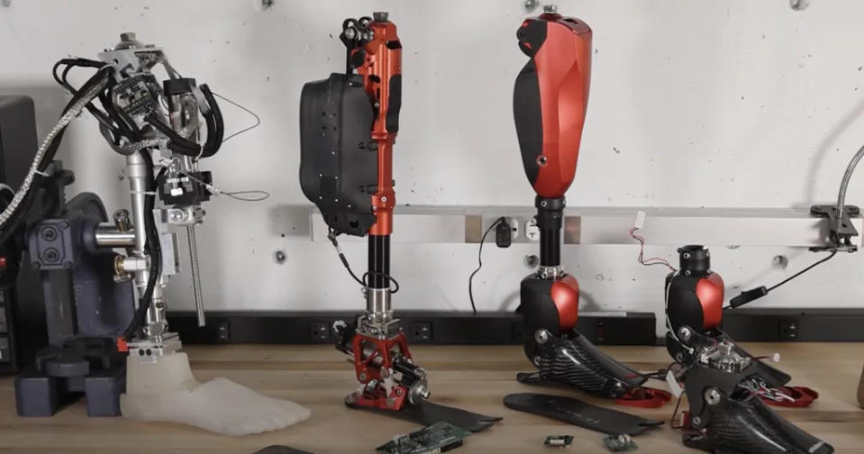 Prótese robótica composta por sensores, motores e atuadores que trabalham em conjunto para melhorar a qualidade do movimento (Imagem: Reprodução/Universidade de Utah)
