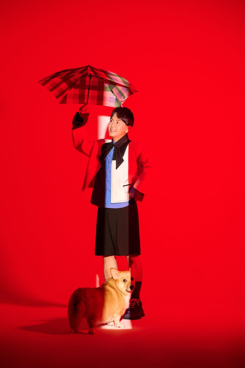 ▲黃子佼撐短傘和可愛的短腿柯基犬拍照，逗趣呼應金片子大賽「短的剛剛好」。（圖／台北市電影委員會提供）