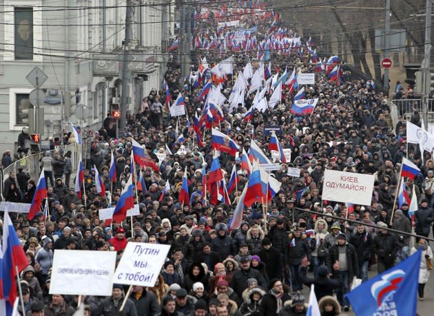 People march during a procession in central Moscow, March 2, 2014. People gathered on Sunday to support the people of Crimea and Ukraine, including Russian speakers, and to protest against the policies conducted by Ukraine's new authorities recently elected in Kiev, according to organisers. (Reuters photo)