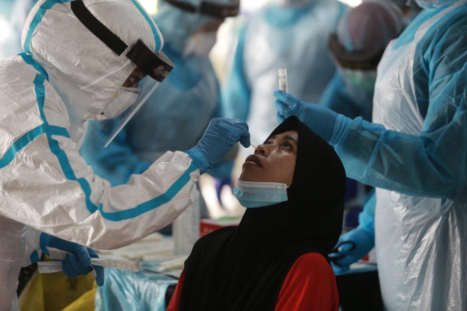 Petaling District Health Clinic staff conduct Covid-19 swab tests at Pelangi Apartments October 21, 2020. — Picture by Ahmad Zamzahuri