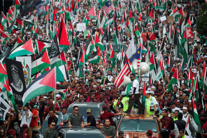 Malayos marchan para protestar frente a la embajada de Estados Unidos en apoyo a los palestinos de Gaza, mientras continúa el conflicto entre Israel y Hamás, en Kuala Lumpur