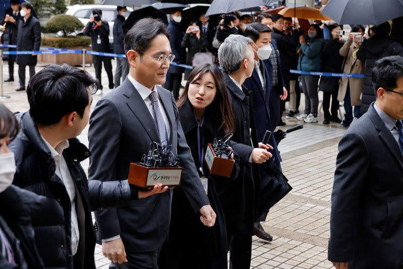 Samsung Electronics Chairman Jay Y. Lee arrives at a court in Seoul