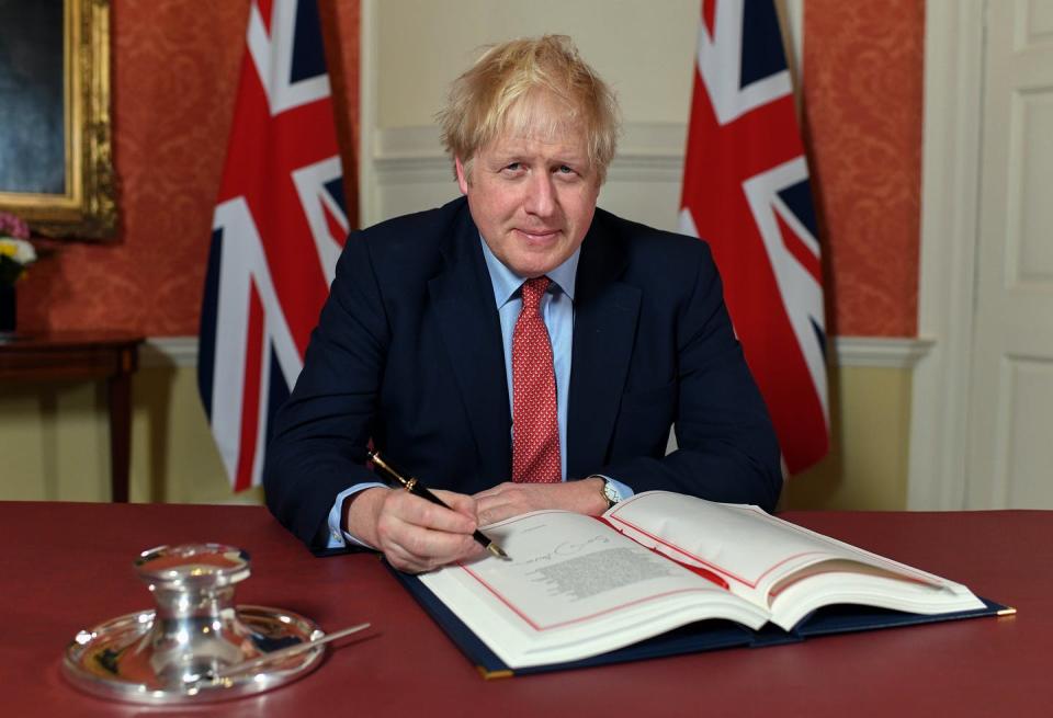 <span class="caption">Boris Johnson firma el acuerdo de retirada de la Unión Europea en el No10 de Downing Street, Londres, el 24 de enero de 2020. </span> <span class="attribution"><a class="link " href="https://www.flickr.com/photos/number10gov/49435036246/in/album-72157712815741991/" rel="nofollow noopener" target="_blank" data-ylk="slk:Flikr / Andrew Parsons / No10 Downing Street;elm:context_link;itc:0;sec:content-canvas">Flikr / Andrew Parsons / No10 Downing Street</a></span>