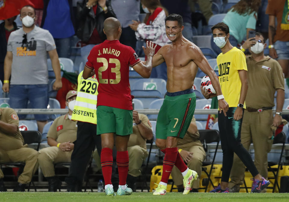 El delantero portugués Cristiano Ronaldo (derecha) celebra tras anotar el segundo gol de Portugal en el partido contra Irlanda por las eliminatorias del Mundial, el miércoles 1 de septiembre de 2021, en Faro. (AP Foto/Armando Franca)